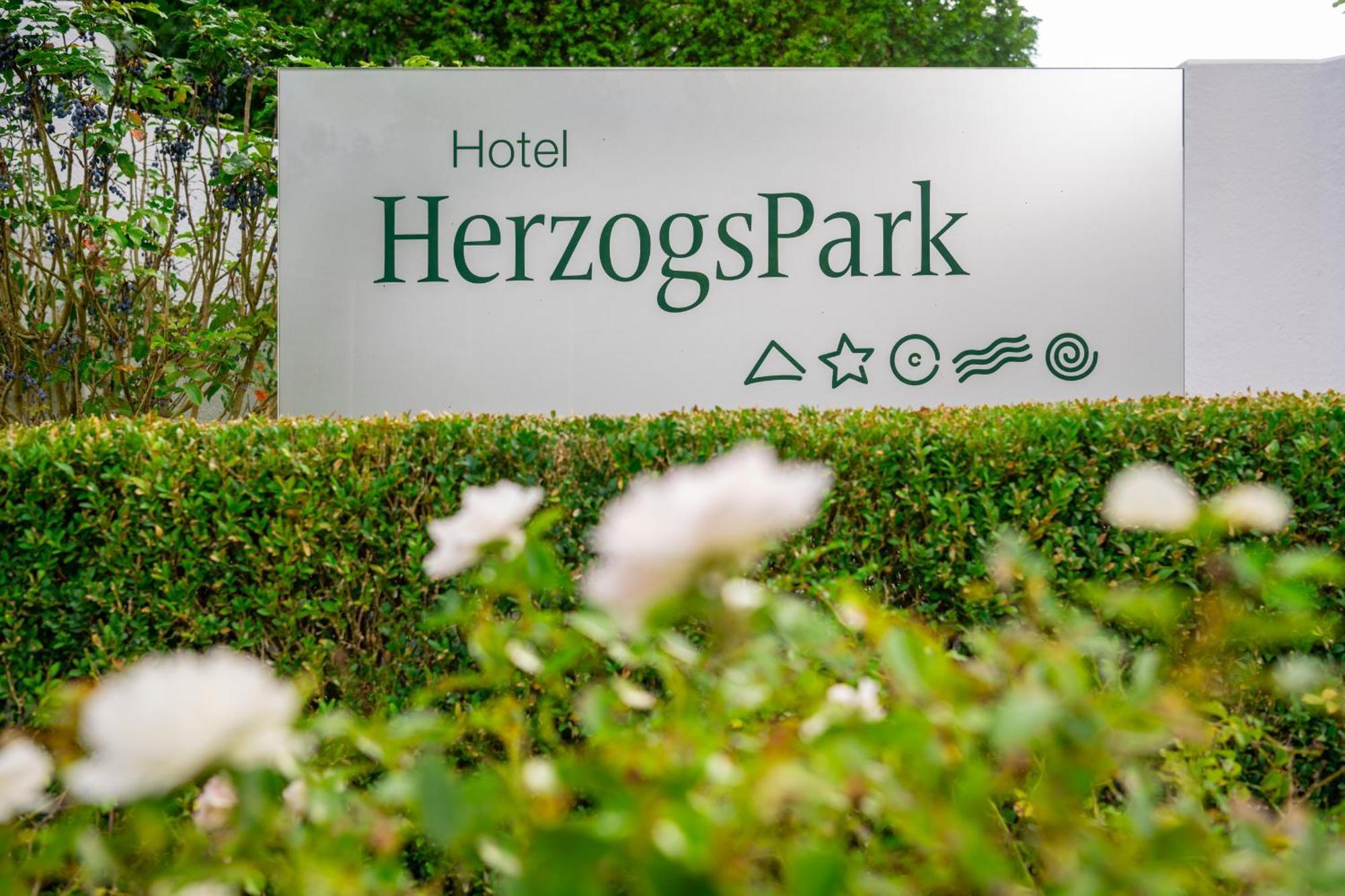 Hotel Herzogspark ヘルツォーゲンアウラッハ エクステリア 写真