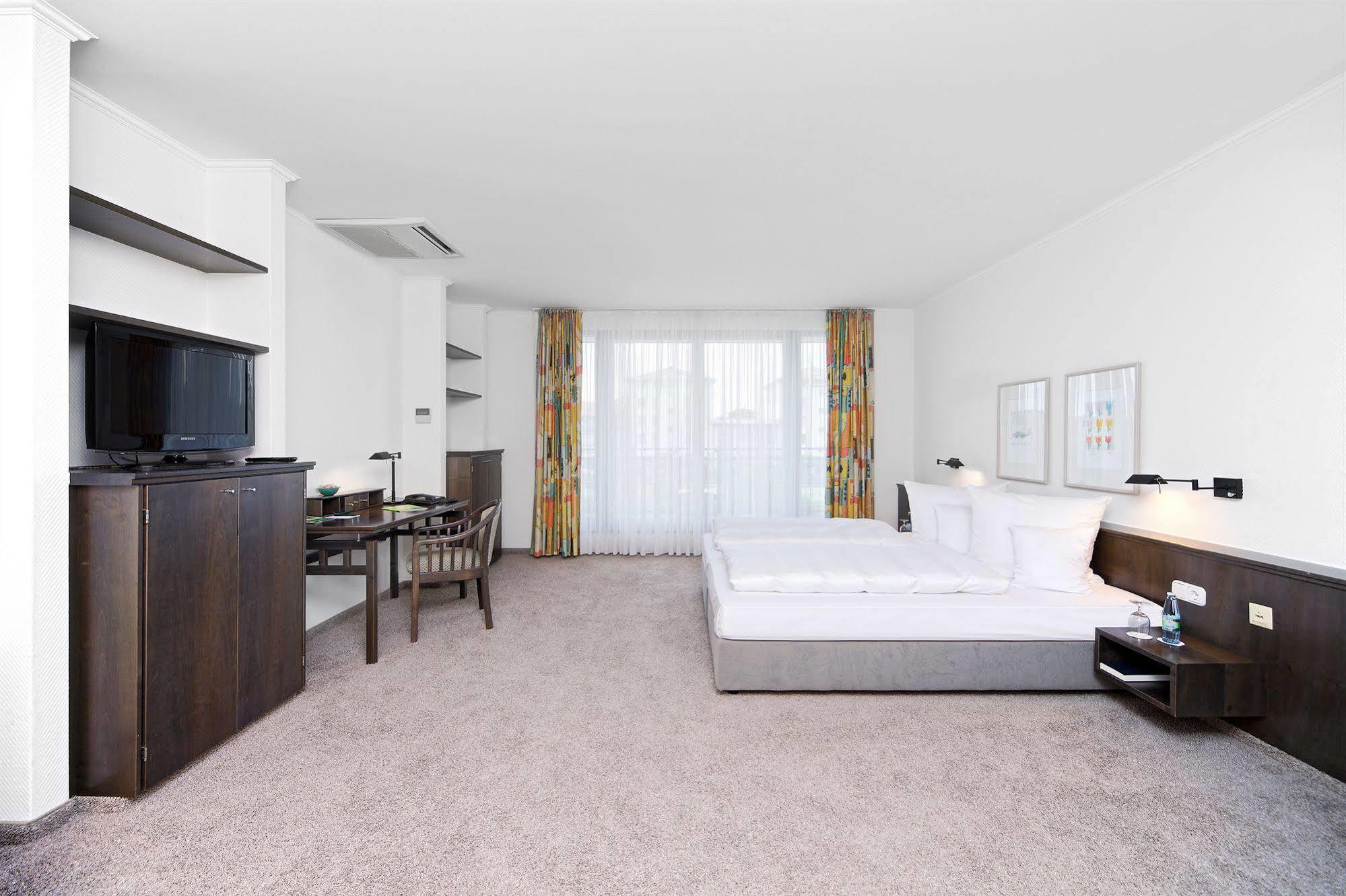 Hotel Herzogspark ヘルツォーゲンアウラッハ エクステリア 写真