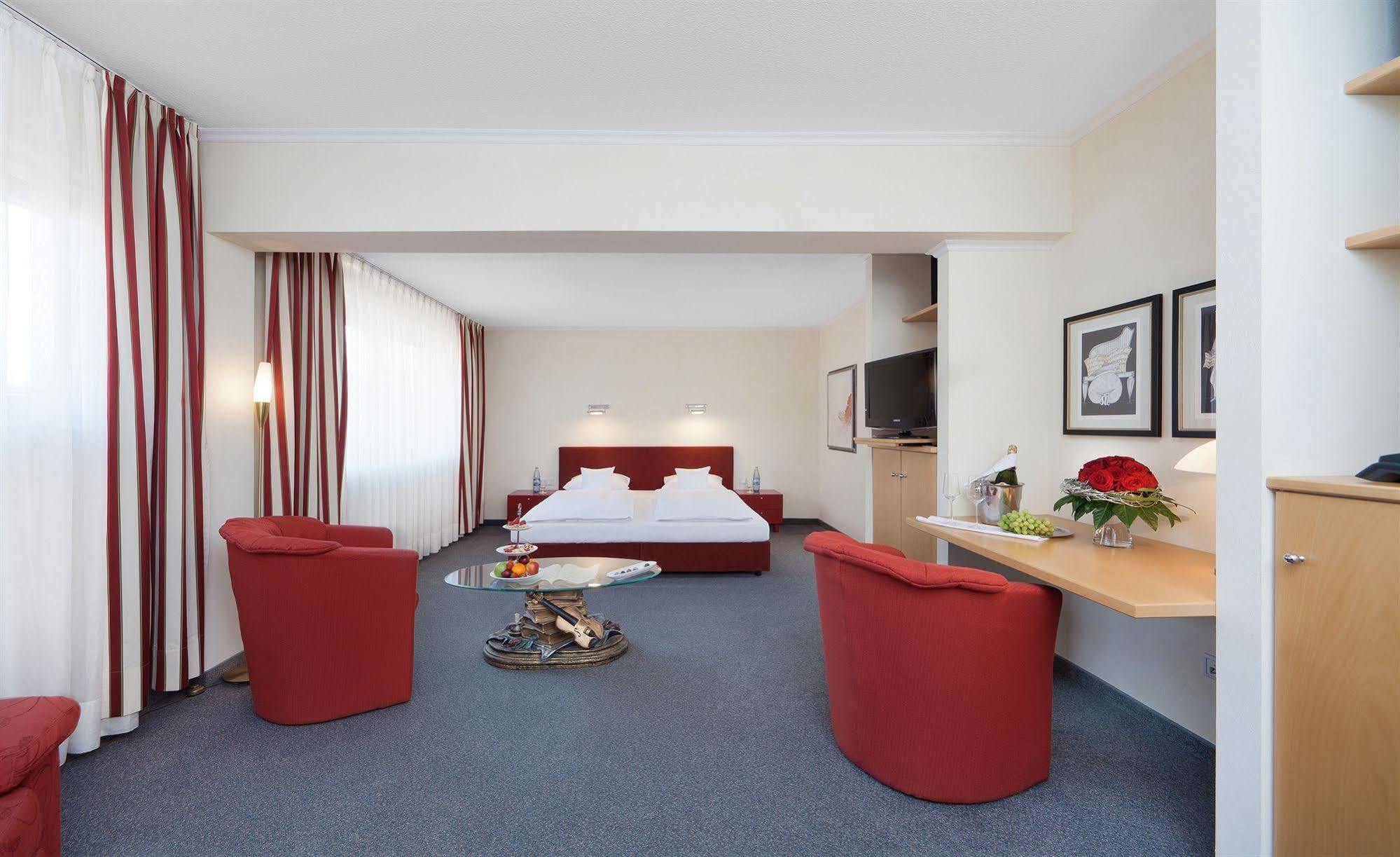 Hotel Herzogspark ヘルツォーゲンアウラッハ エクステリア 写真